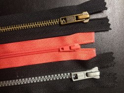 1024px-Coil_plastic_and_metal_zippers